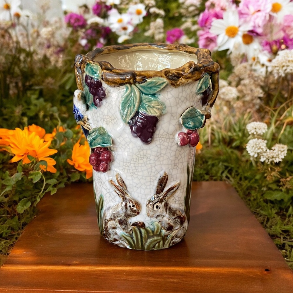 Antique Majolica Vase with many applied, high-relief details. - Picture 5 of 15